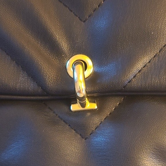 NWT- Women’s Quilted Chevron Design Crossbody or Clutch With Chain Strap - Picture 11 of 13